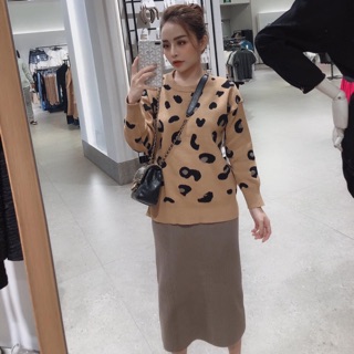 Áo len da báo Set này màu tây dã man luôn, đừng ai sợ già hay xỉn da nhé, thật sự em chưa bh nghĩ da báo nâu lại mặc hợp