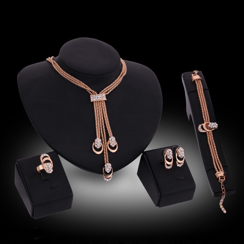 Bộ trang sức đính đá gồm dây chuyền và vòng tay nhiều lớp, đôi khuyên tai và nhẫn kiểu dáng độc đáo cho nữ