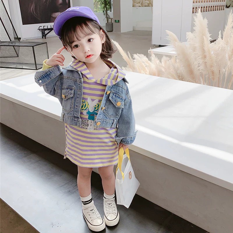 sét 2 chi tiết gồm áo khoác jean và vày thỏ kẻ