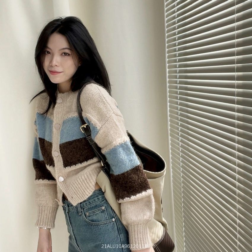 Áo len nữ tay dài phối màu dày dặn cardigan thời trang hàn quốc thu đông Fmstyle Saigon 21ALU10A961201 | BigBuy360 - bigbuy360.vn