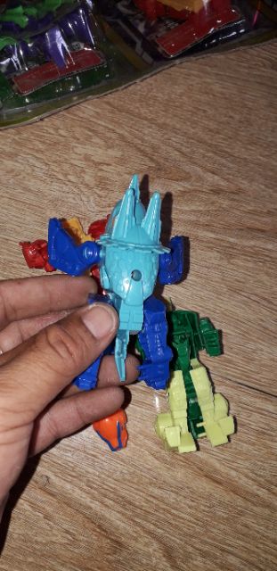 Một mô hình khủng long và xe lắp ráp biến thành robot