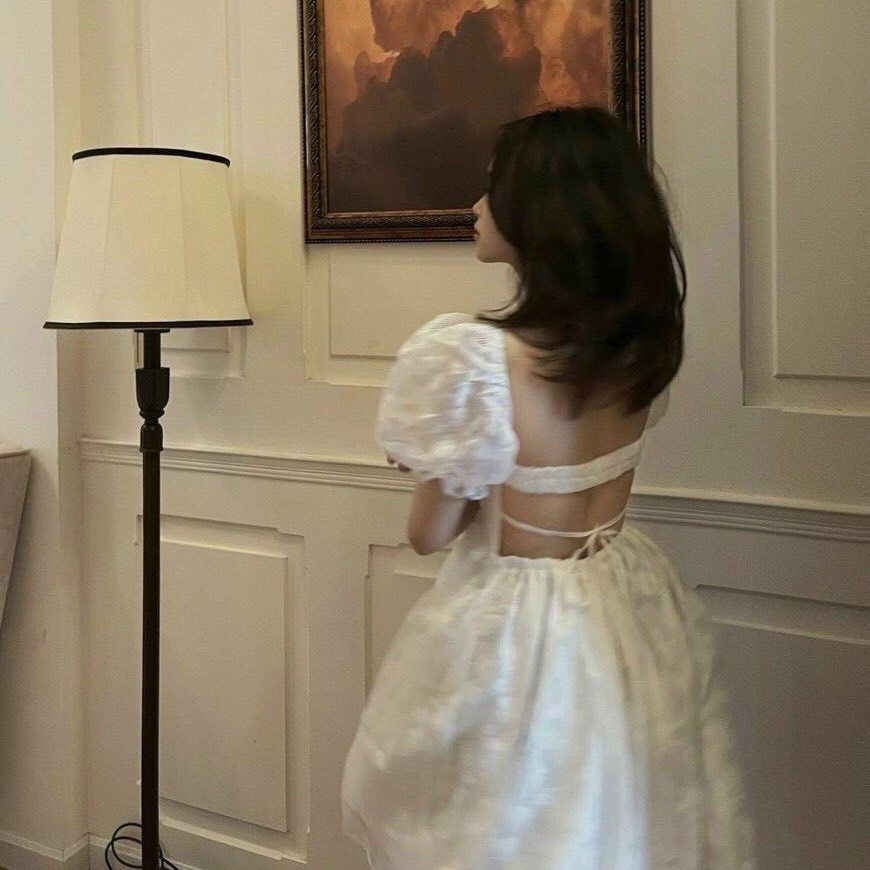 Đâm sexy tay bồng hở lưng fom xèo công chúa chất vải tơ hoa văn thêu bướm