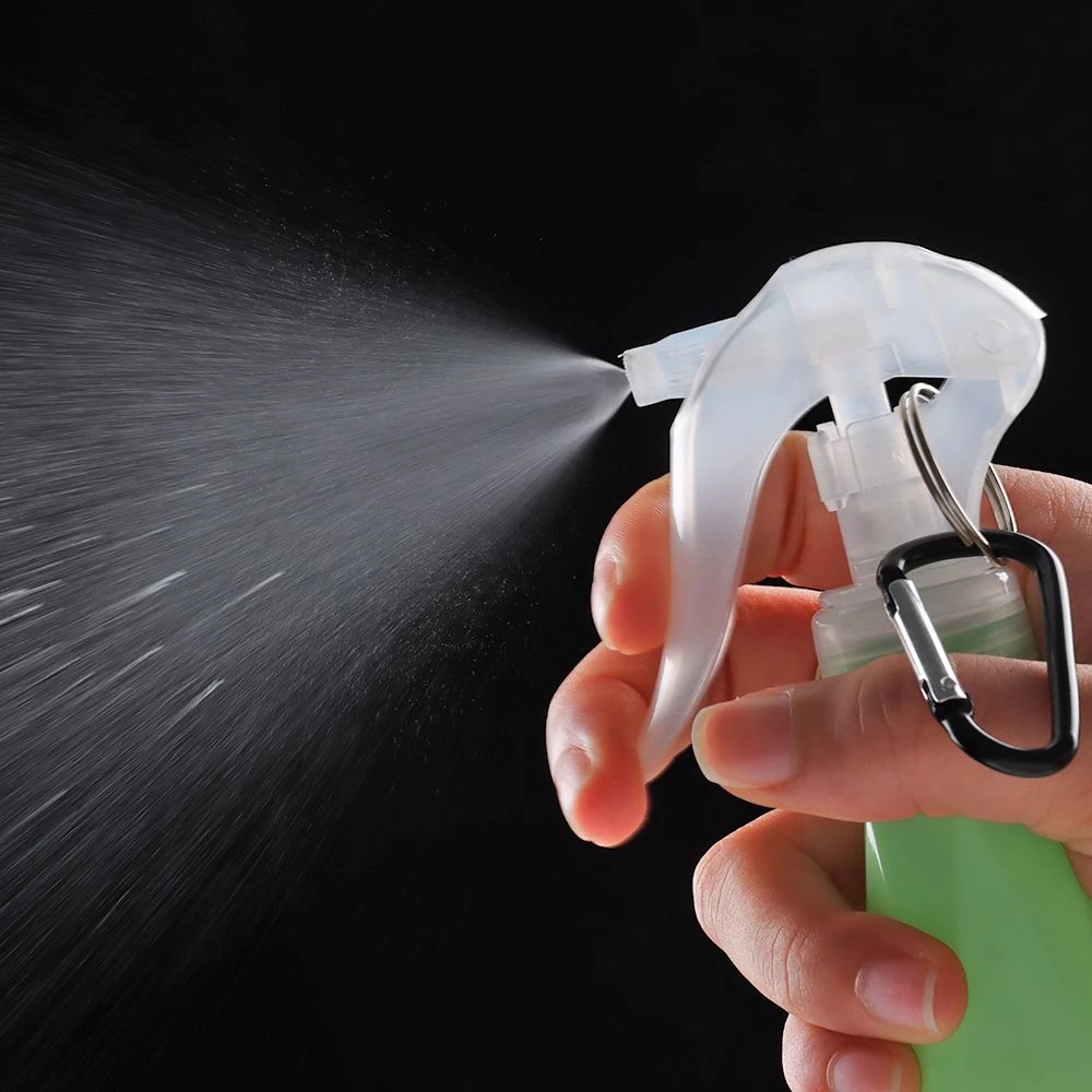 1 Bình Xịt Nước Bằng Nhựa Màu Sắc Ngẫu Nhiên Kèm Móc Treo Tiện Dụng Mang Theo Du Lịch