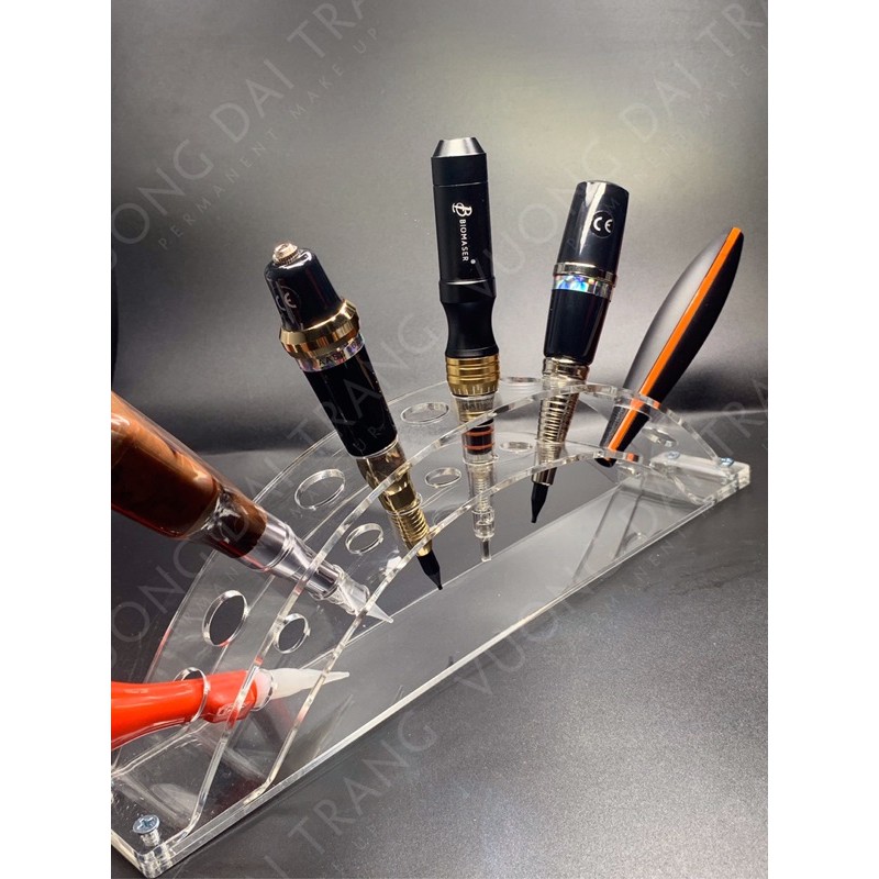 Giá đỡ máy phun xăm.