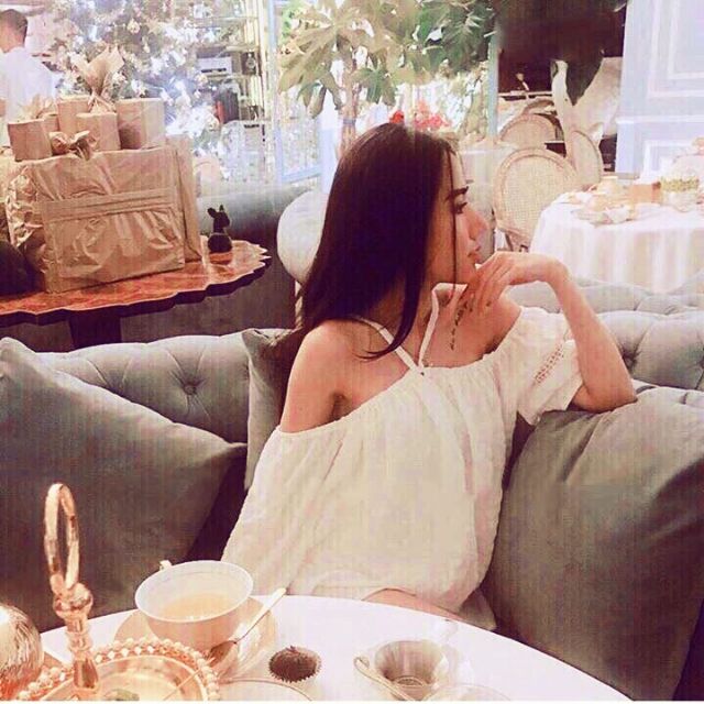 Áo rớt vai cổ yếm sexi