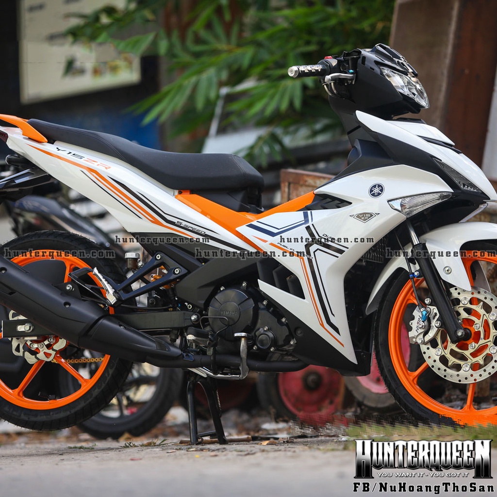 Tem ghép 5 lớp Y15ZR in UV, tách nền hoàn toàn, dán được trên mọi màu nền xe Exciter 150. Kích thước chuẩn