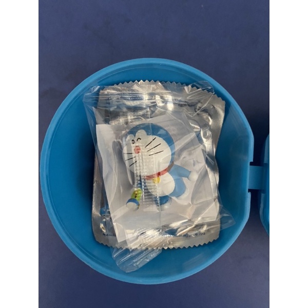 Kẹo gum hương cam Lotte Doraemon 3,2g kèm mô hình Doraemon nhỏ