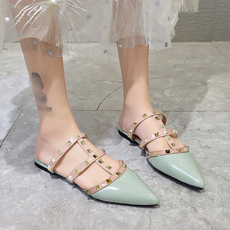 Giày mules đế phẳng mũi nhọn phối đinh tán đơn giản dành cho nữ