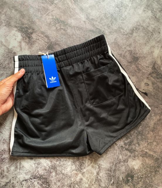 Quần short das đen 3 sọc cổ điển, không xẻ