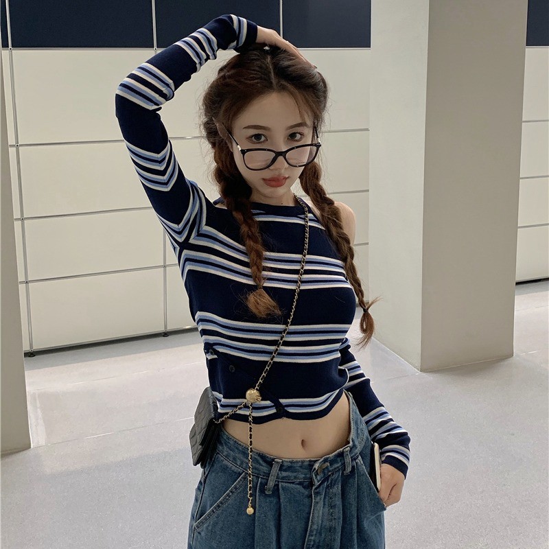 Áo croptop tay dài kẻ ngang khoét vai