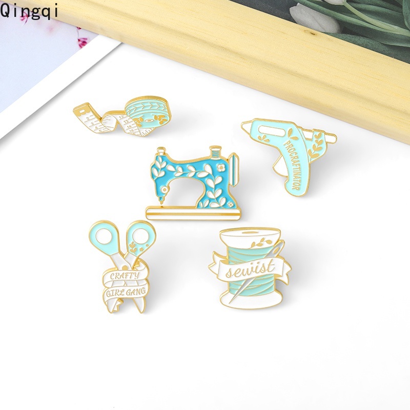 Ghim cài áo Miss Zoe chủ đề may mặc hoạt hình sáng tạo