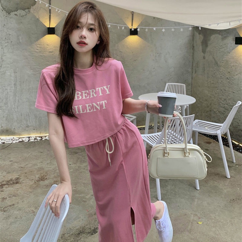 Set đồ COZOKC gồm áo thun ngắn tay in chữ và chân váy ngắn lưng cao thời trang cho nữ