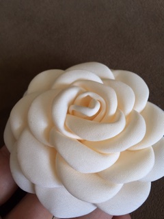 Hoa hồng lụa cài áo handmade