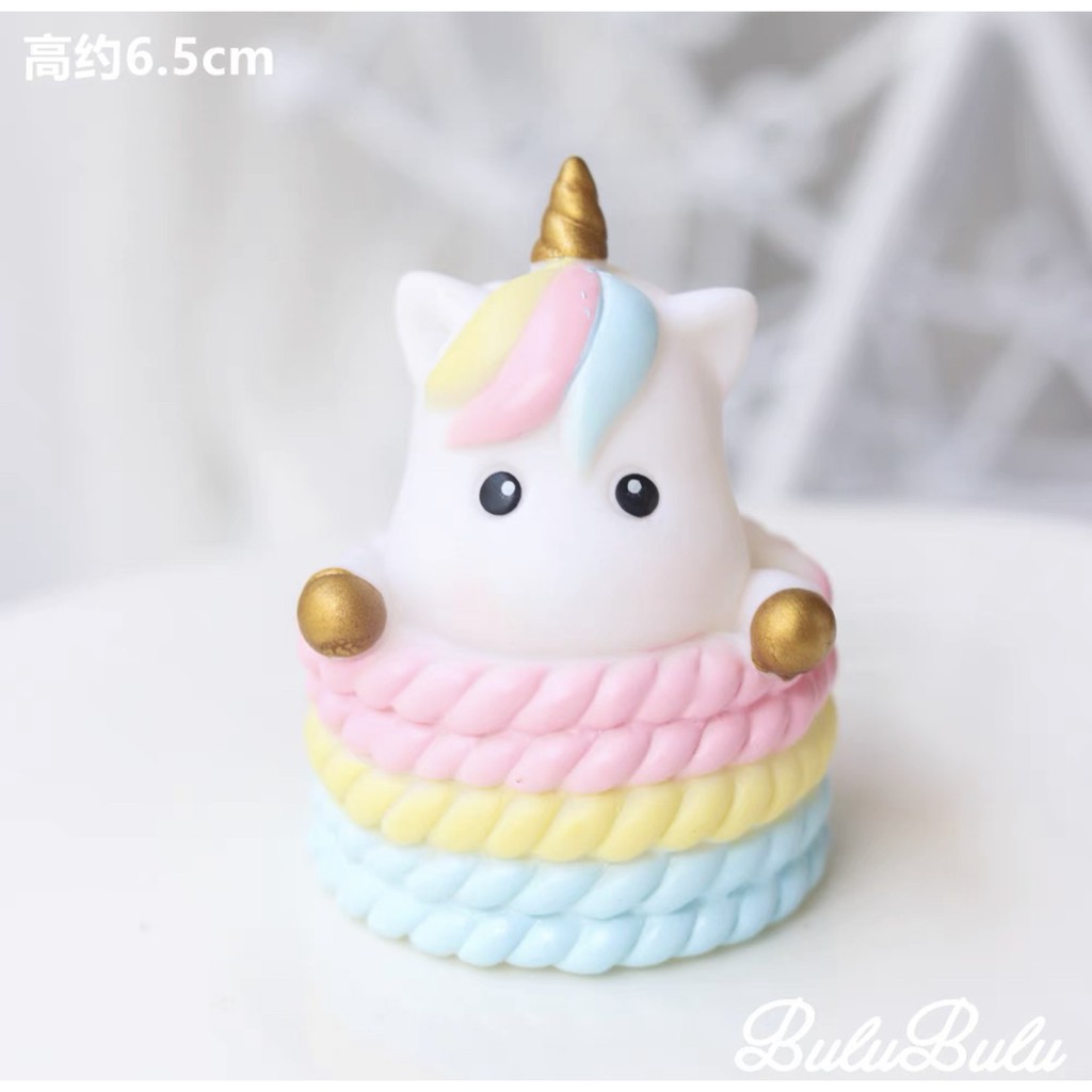 Trang trí ngựa trắng bờm sắc màu ngồi giỏ (nhựa)_Phụ kiện trang trí bánh