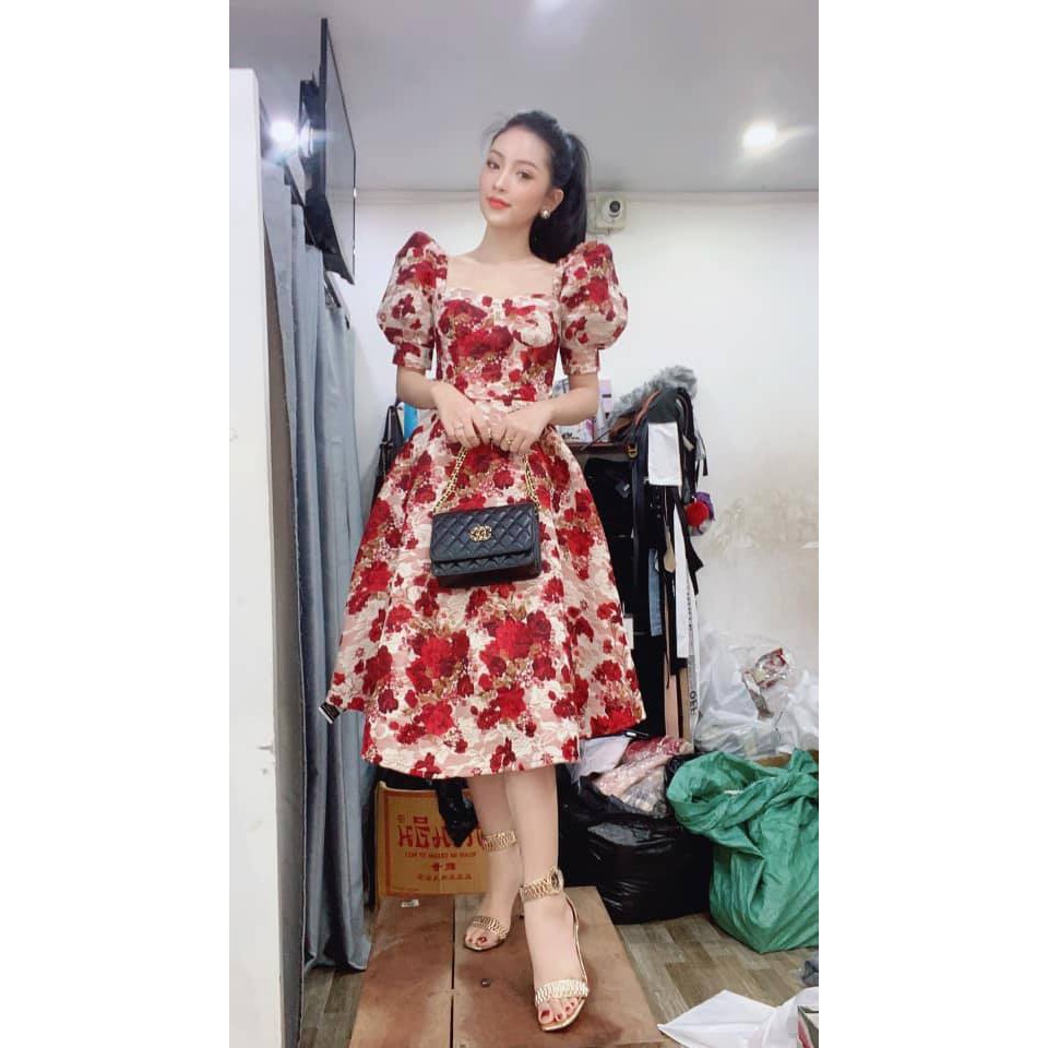 Mã 22 váy hoa đỏ