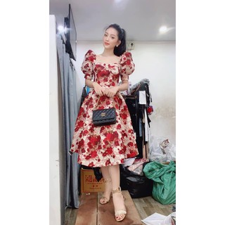 Mã 22 váy hoa đỏ