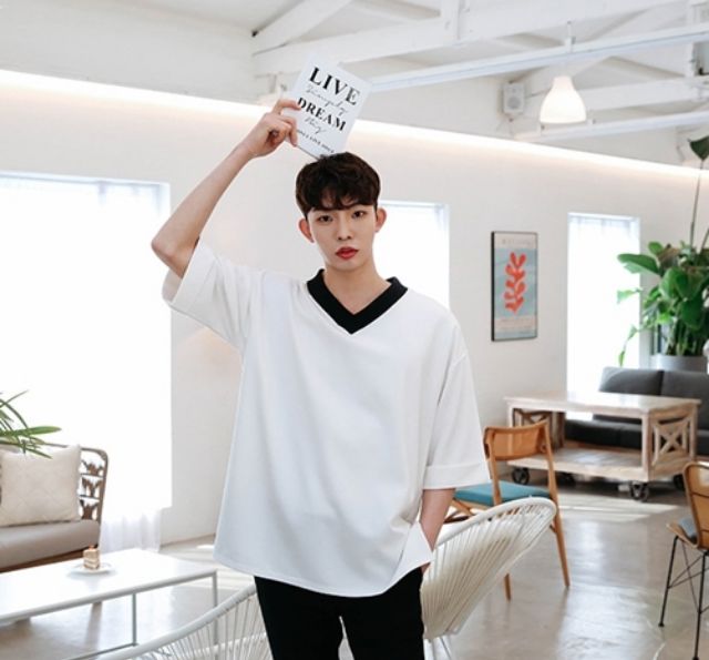 Áo thun nam cổ tim trắng tay lửng form rộng cổ V viền đen | BigBuy360 - bigbuy360.vn