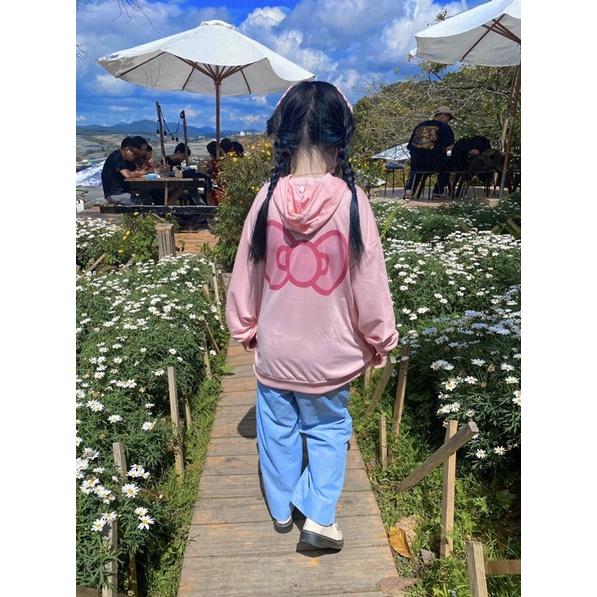 Áo khoác màu hồng in hình chiếc nơ hellokitty sau áo