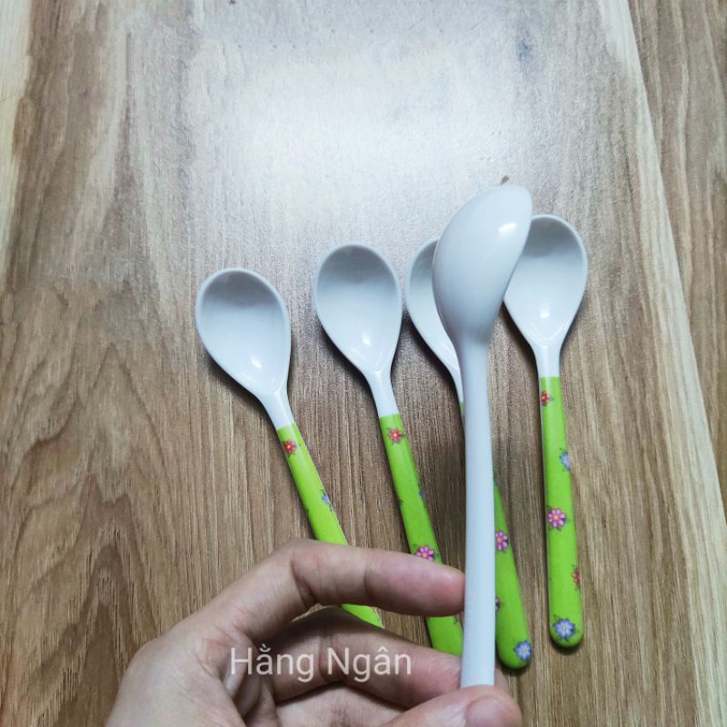 Thìa súp nhỏ nhựa dài 14cm sâu lòng