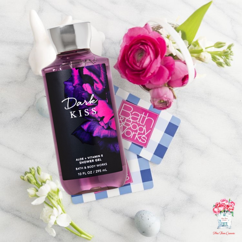 Gel Tắm Bath & Body Works Dark Kiss Hương Thơm Hoa Cỏ Cùng Trái Cây Nồng Nàn Tươi Mát 295ml