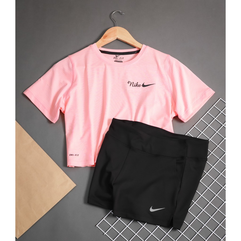 Bộ thể thao thời trang nữ đa năng gồm áo croptop và quần đùi dành cho các bạn gái tập gym, đi dạo phố hay mặc nhà