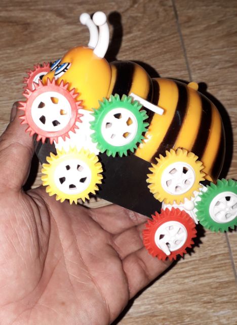 Một chiếc xe mô hình con Ong bằng nhựa chạy PIN rất đẹp tặng kèm pin