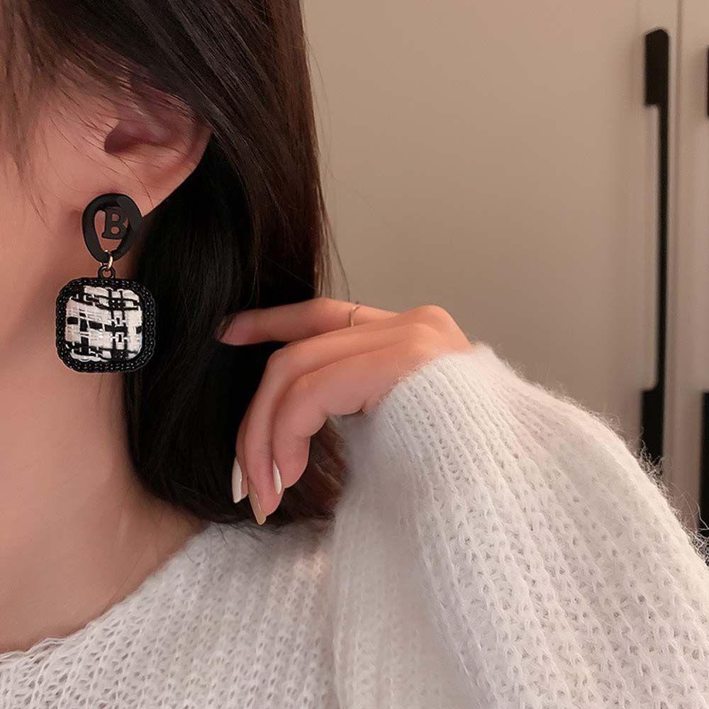 Bông Tai Hình Vuông Bằng Kim Loại Họa Tiết Kẻ Ô Phong Cách Vintage Ngọt Ngào