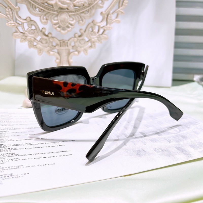 kính mát phom vuông thời trang | BigBuy360 - bigbuy360.vn