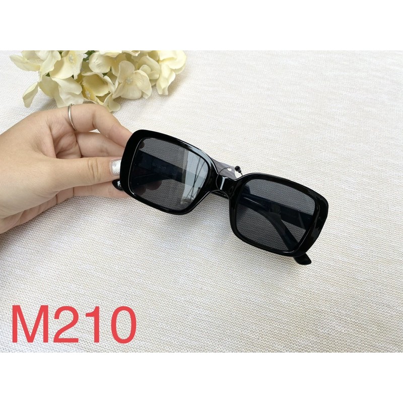 Kính râm mát Sinsay xước ở tròng giảm còn 90k sang sịn mịn ạ, Có Mail mua hàng tại web của hãng.