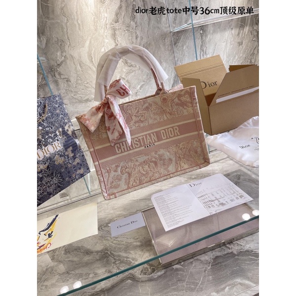 TÚI DI OR TOTE BOOK TOTE PINK CÔNG SỞ CHẤT THỔ CẨM HÀNG THÊU SIZE 36