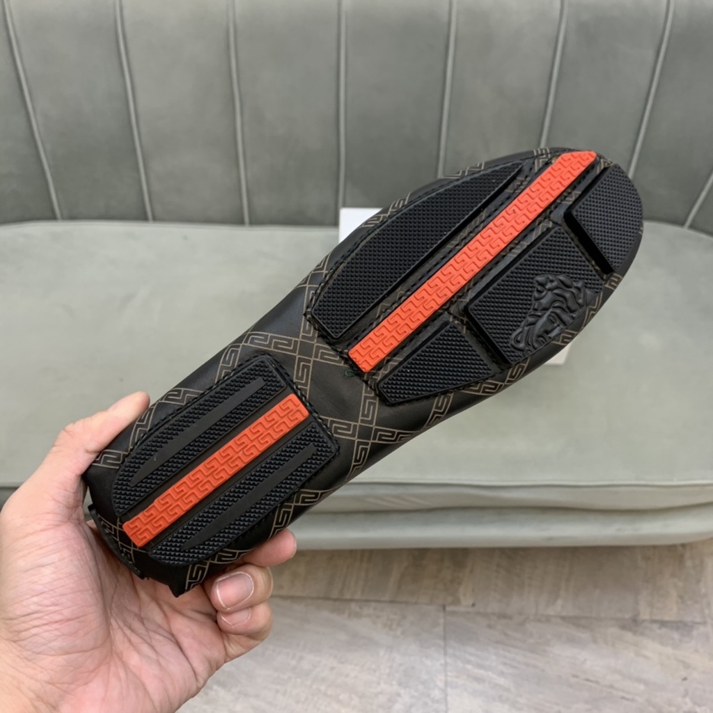 Giày lười nam da thật VERSACE thiết kế mang phong cách cổ điển, thanh lịch với họa tiết được in trên mặt da bắt mắt