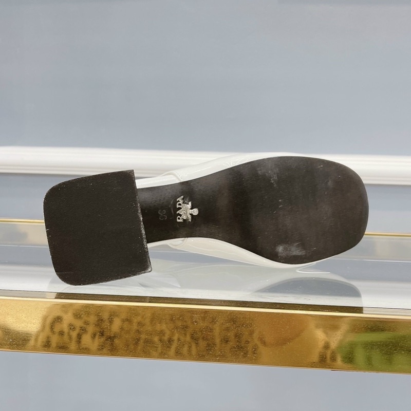 Sandal quai hậu ngang mũi tròn Prada đế dập