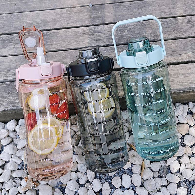 Bình nước 2 lít bình đựng nước nhựa 2L có ống hút, vạch chia nhắc giờ dành cho người chơi thể thao