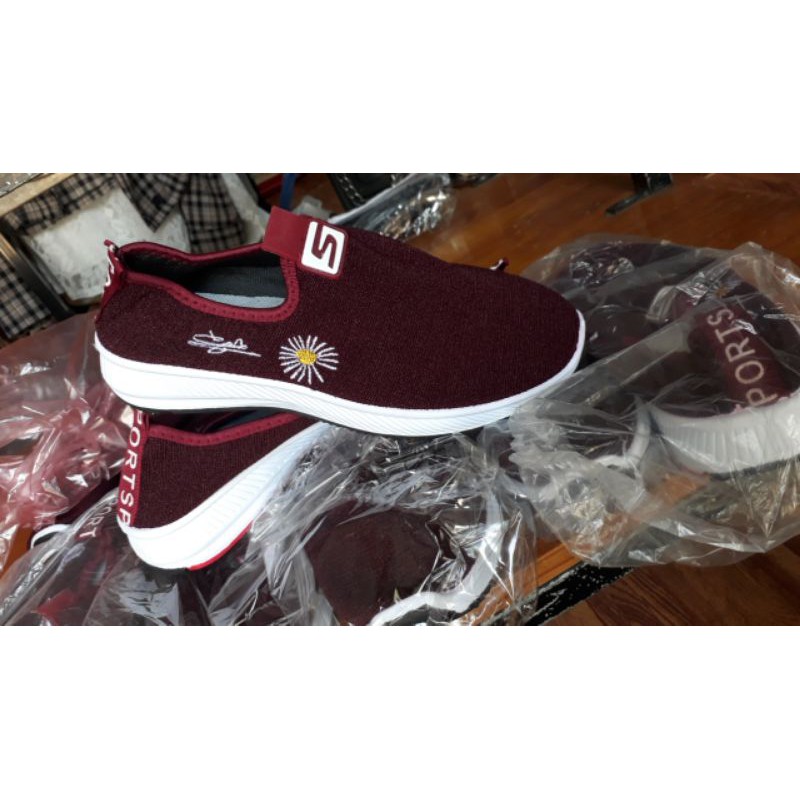 Giày thể thao hoa cúc