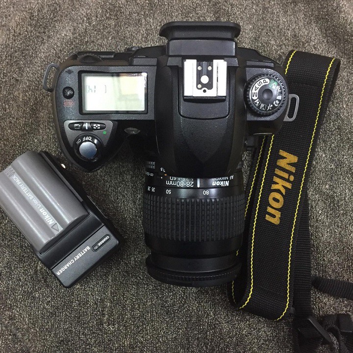 Máy ảnh Nikon D70 kèm lens 28-80 đẹp sưu tầm