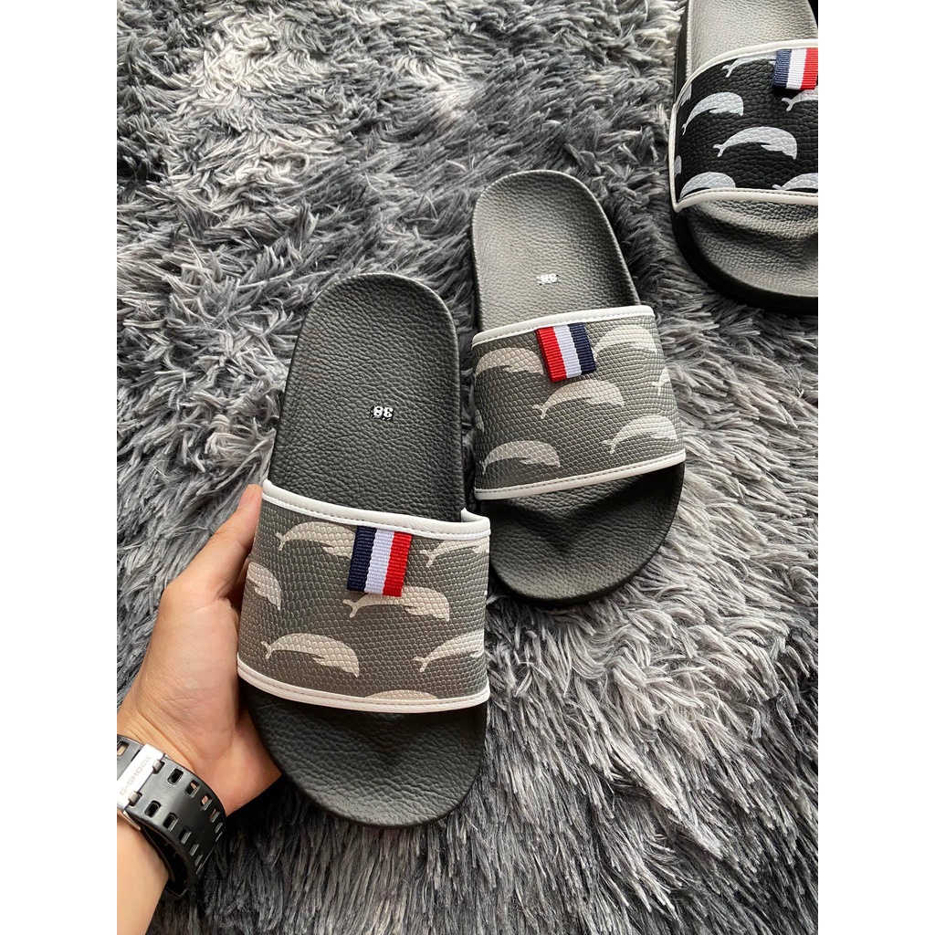 Dép Thom Browne Nam - Hàng Loại 1 Qoai Ngang Đế Cao Su Đúc Nguyên Khối Trẻ Chung Năng Động 𝐇𝐀 𝐒𝐇𝐎𝐏 𝟗𝟗𝟗𝟗