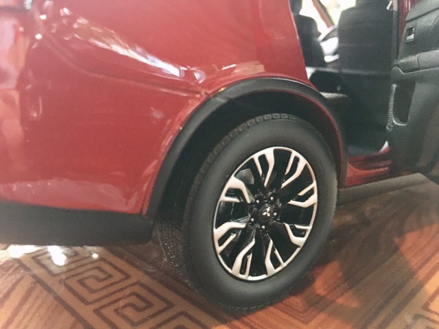 Mô hình xe SUV Mitsubishi Outlander 2022 tỉ lệ 1/18
