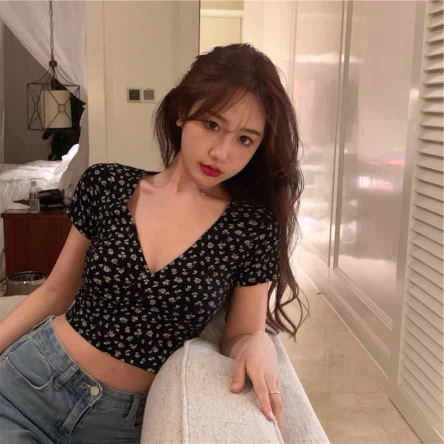 Áo crotop hoa nhí đen Forgirgirl cổ tim tay cộc