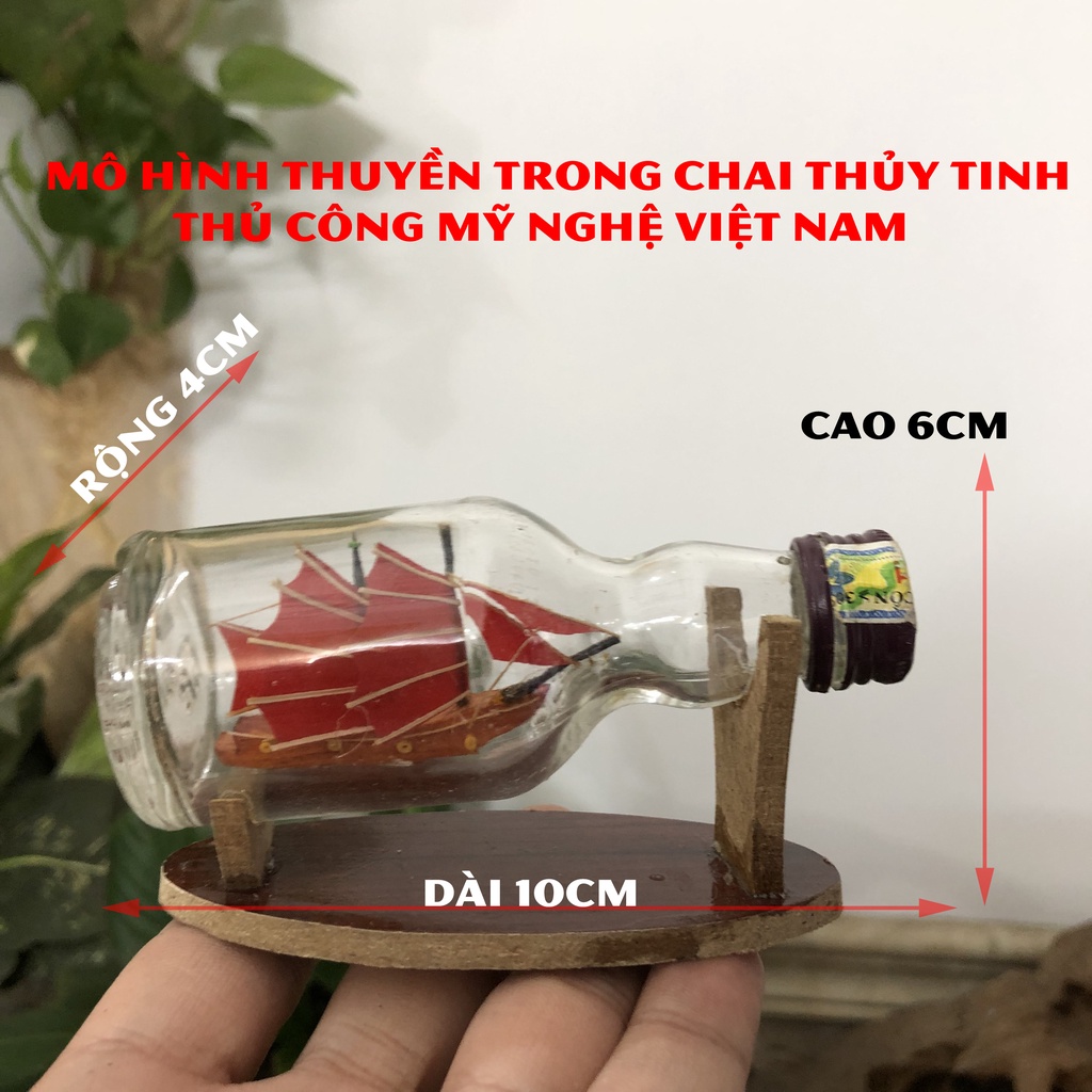 Mô hình thuyền gỗ trang trí trong chai thủy tinh - Buồm đỏ - Dài 10cm