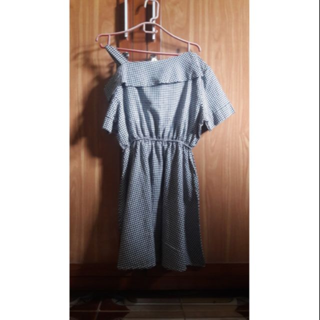 Váy trễ vai kẻ sọc