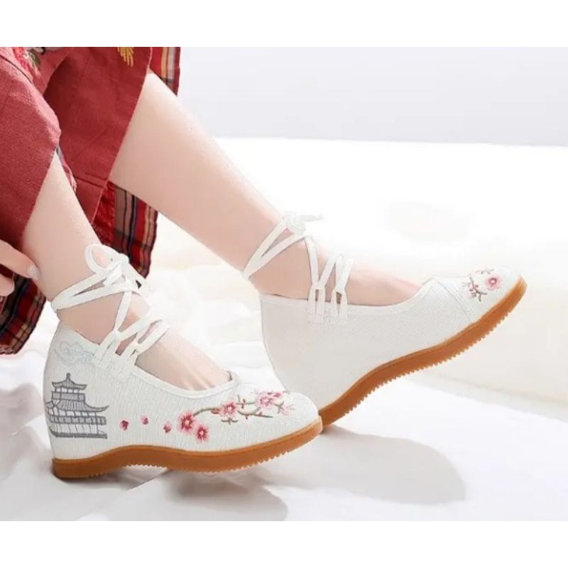 Giày thêu cổ trang cao gót
