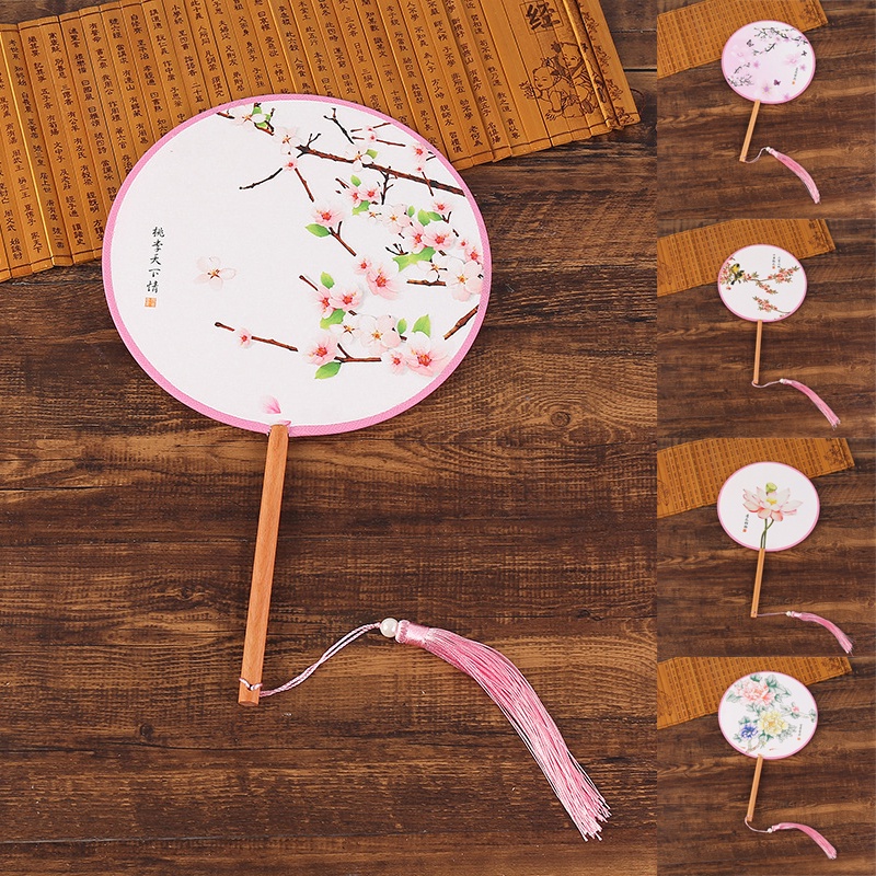 Quạt Cầm Tay Hình Tròn Phối Tua Rua In Họa Tiết Phong Cách Trung Hoa Cổ Điển Có Tay Cầm Bằng Gỗ Dùng Trang Trí