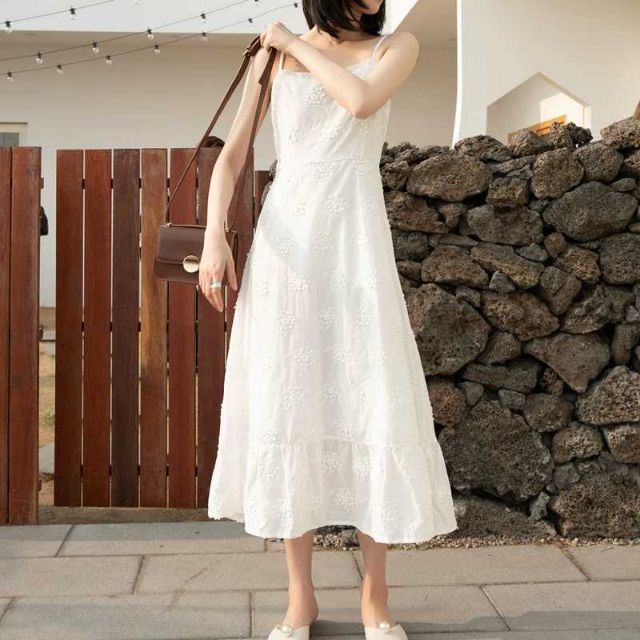 Váy hai dây trắng thêu hoa
