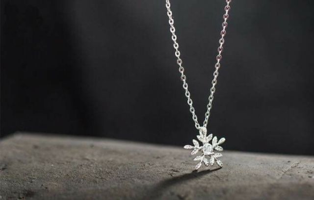 DÂY CHUYỀN MẶT HOA TUYẾT BẠC TA( CHUẨN BẠC)