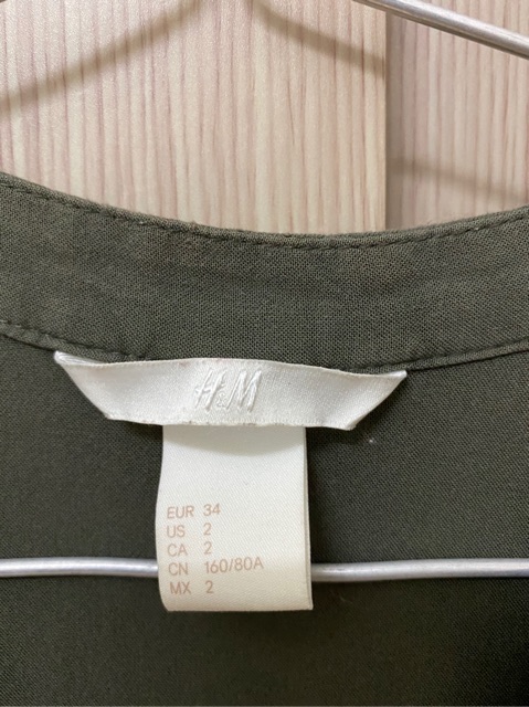 Áo sơ mi đũi H&M màu xanh rêu dài tay used