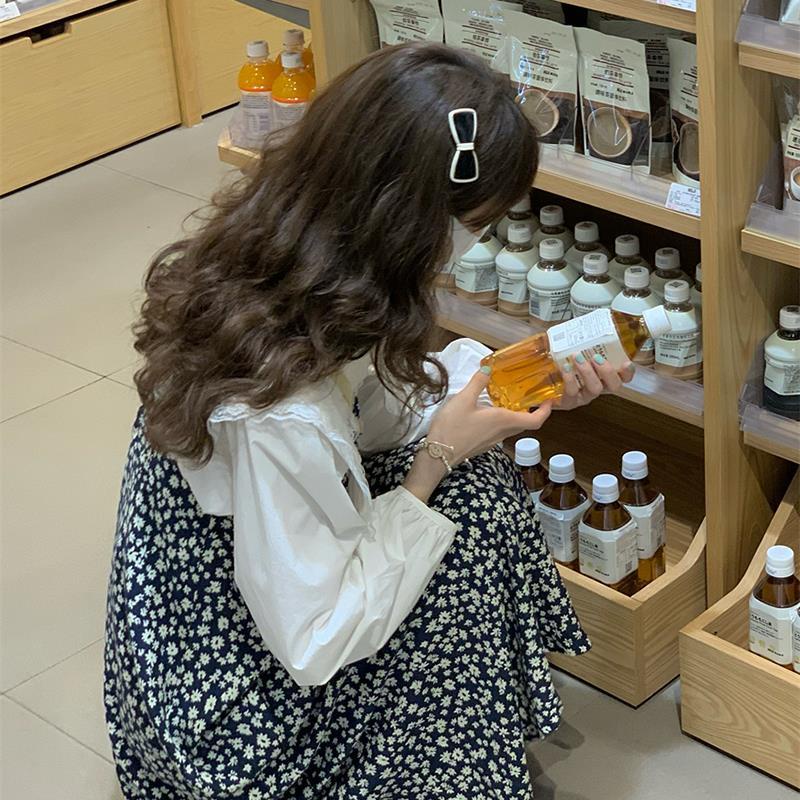 Set áo sơ mi cổ búp bê in hoa + đầm yếm dài trung bình cho nữ