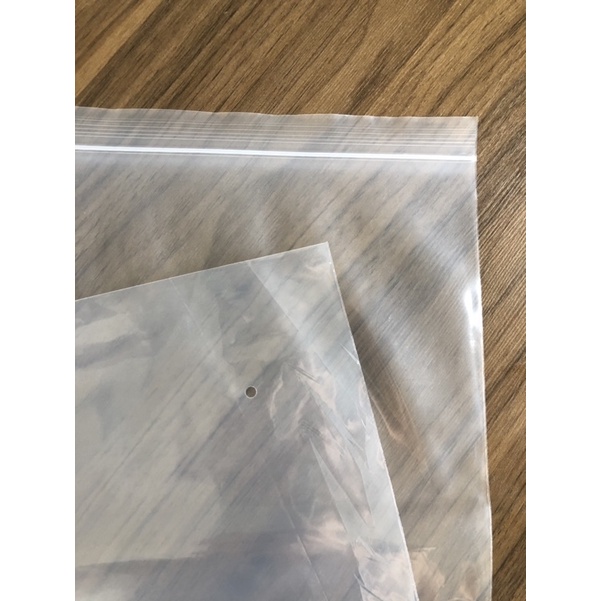 1 chiếc túi zip size lớn có bấm lỗ, đựng quần áo, chăn màn 40x60cm