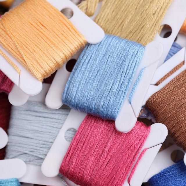 Hộp bobbin chỉ thêu nhiều màu