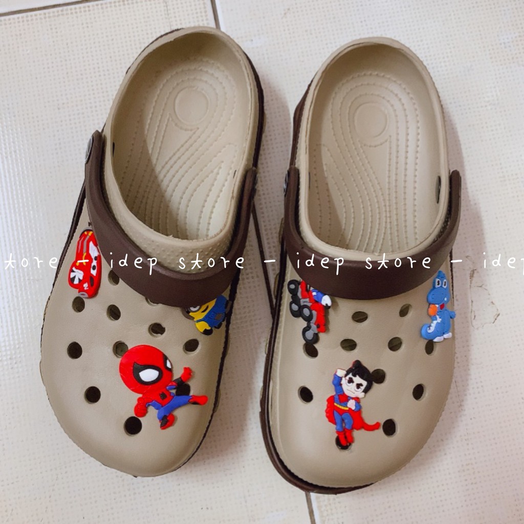 Dép Cross unisex Nâu tặng 6 sticker- Giày sục nhựa bít mũi đi mưa siêu nhẹ (Form nhỏ) IDEP- SL013 | WebRaoVat - webraovat.net.vn