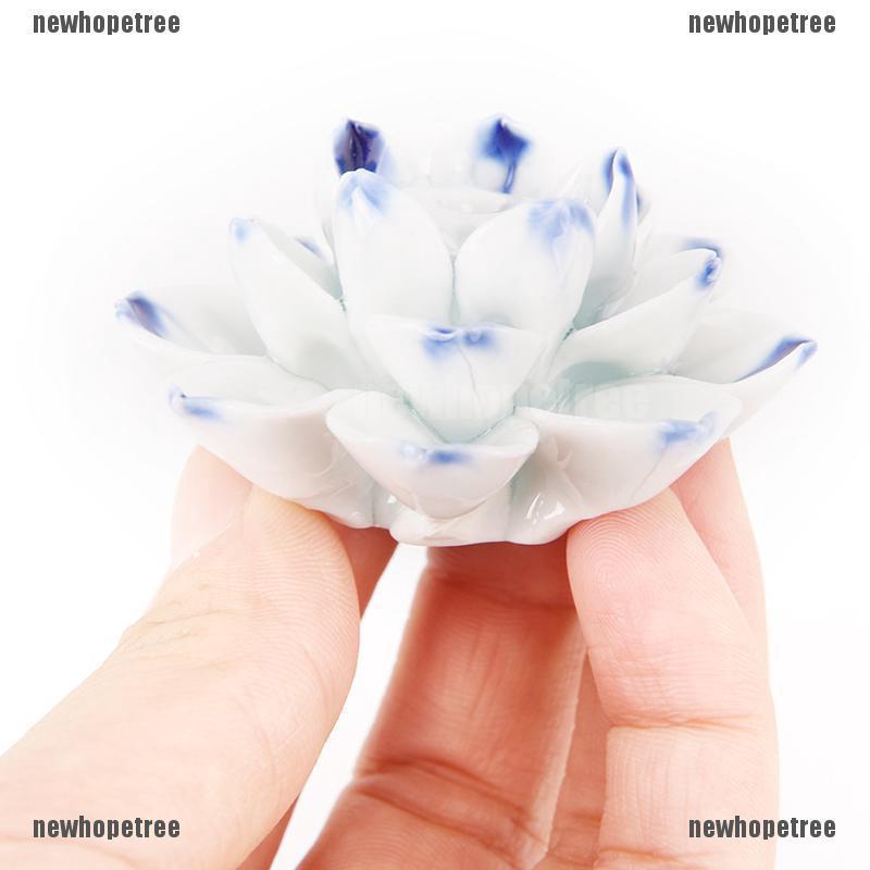 Đế lư hương thiết kế hình hoa sen bằng sứ độc đáo